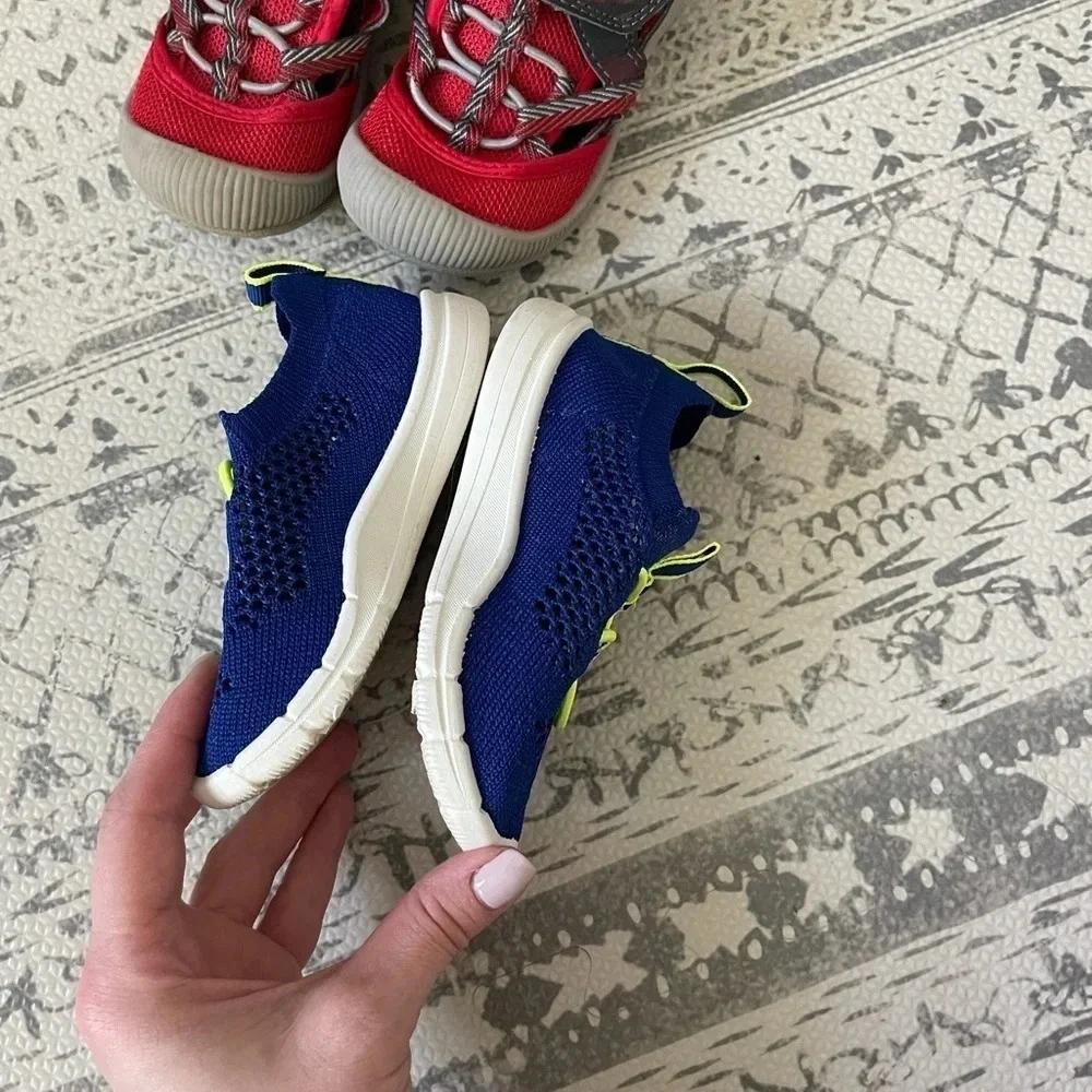 🦋 Clearance Toddler size 6 water shoes OshKosh‎